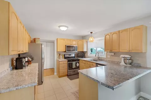 Kitchen - 575 Jamison Ln, Hoffman Estates, IL 60169 photo 1 of 3