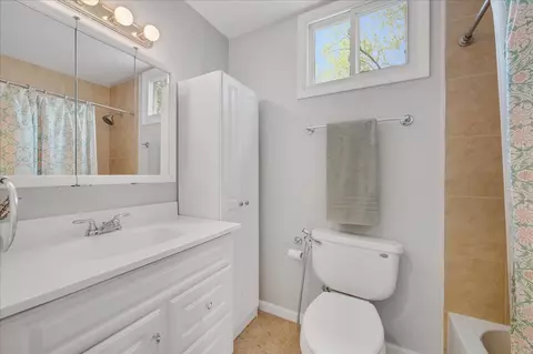 Bath - 575 Jamison Ln, Hoffman Estates, IL 60169 photo 2 of 2