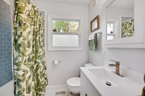 Bath - 575 Jamison Ln, Hoffman Estates, IL 60169 photo 1 of 2