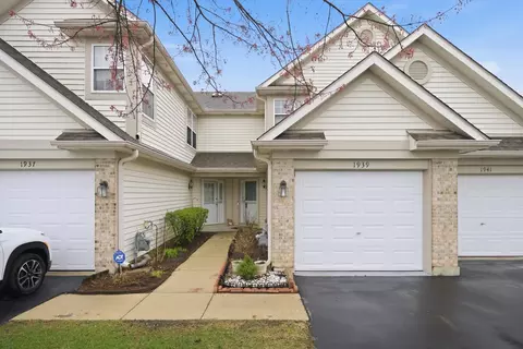 1939 Grove Ave, Schaumburg, IL 60193