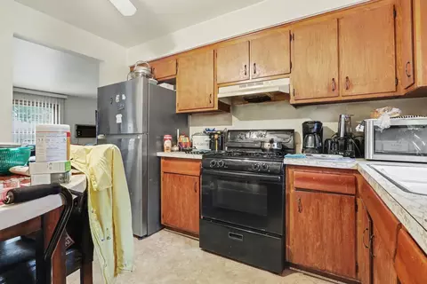 Kitchen - 2278 182nd Pl, Lansing, IL 60438 photo 2 of 2