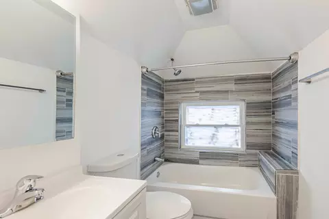 Bath - 2038 E 73rd St, Chicago, IL 60649 photo 2 of 2