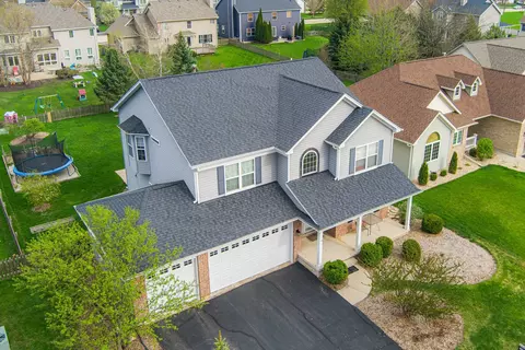 1826 Luther Lowell Ln, Sycamore, IL 60178