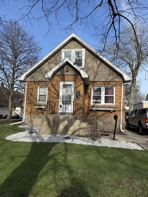 920 N Madison St, Woodstock, IL 60098