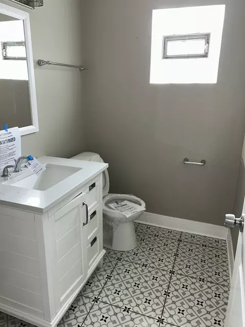 Bath - 1757 E 71st Pl, Chicago, IL 60649 photo 1 of 4