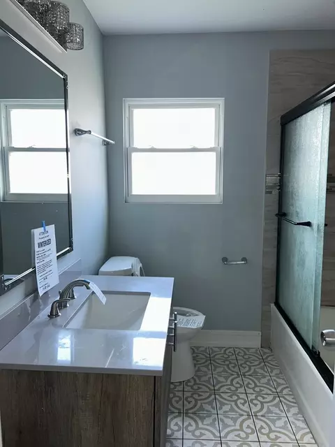 Bath - 1757 E 71st Pl, Chicago, IL 60649 photo 2 of 4
