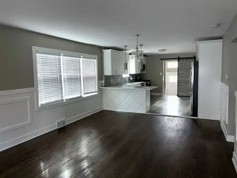 Living - 1757 E 71st Pl, Chicago, IL 60649 photo 2 of 4