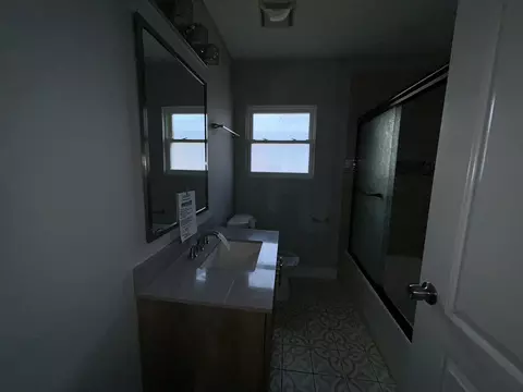 Bath - 1757 E 71st Pl, Chicago, IL 60649 photo 3 of 4