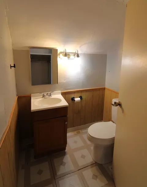 Bath - 4519 4th Ave, Moline, IL 61265 photo 2 of 2