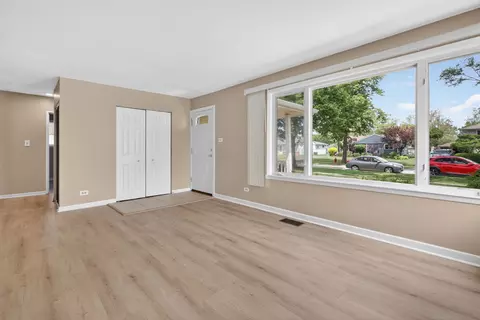Living - 3609 Kingfisher Ln, Rolling Meadows, IL 60008 photo 3 of 4