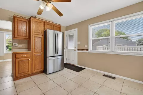 Kitchen - 3609 Kingfisher Ln, Rolling Meadows, IL 60008 photo 3 of 3
