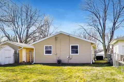 Exterior - 401 E Lincoln St, Sycamore, IL 60178 photo 4 of 6