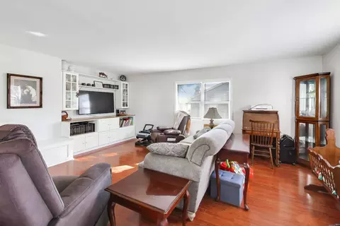 Living - 401 E Lincoln St, Sycamore, IL 60178 photo 1 of 2