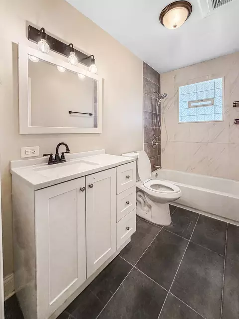 Bath - 7241 Beloit Ave, Bridgeview, IL 60455 photo 2 of 6