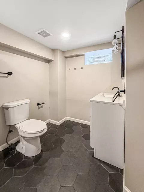 Bath - 7241 Beloit Ave, Bridgeview, IL 60455 photo 5 of 6