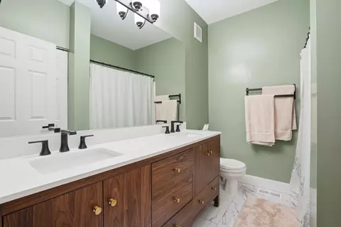 Bath - 2103 Glacier Ct, Algonquin, IL 60102 photo 1 of 2