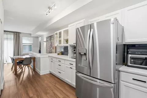 Kitchen - 2103 Glacier Ct, Algonquin, IL 60102 photo 3 of 4
