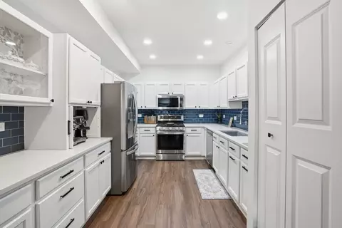 Kitchen - 2103 Glacier Ct, Algonquin, IL 60102 photo 2 of 4