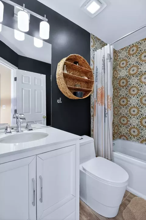 Bath - 5459 Elizabeth Pl, Rolling Meadows, IL 60008 photo 2 of 3