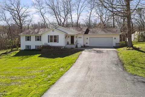 1430 Woodland Dr, Sherrard, IL 61281