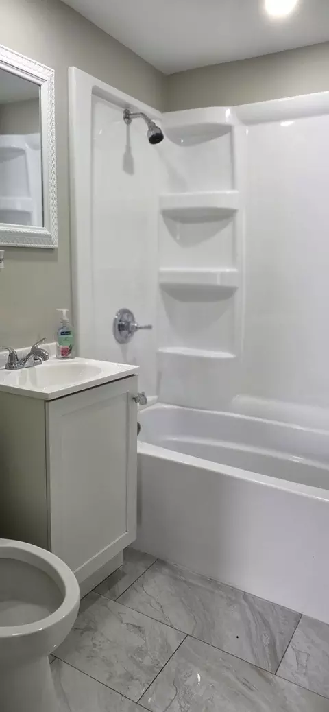 Bath - 522 S Sumner Ave, Aurora, IL 60505 photo 1 of 1