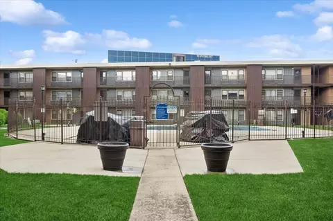 Exterior - 9620 W Higgins Rd #2D, Rosemont, IL 60018 photo 5 of 5