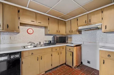 Kitchen - 9620 W Higgins Rd #2D, Rosemont, IL 60018 photo 2 of 2