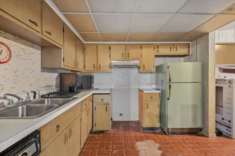 Kitchen - 9620 W Higgins Rd #2D, Rosemont, IL 60018 photo 1 of 2