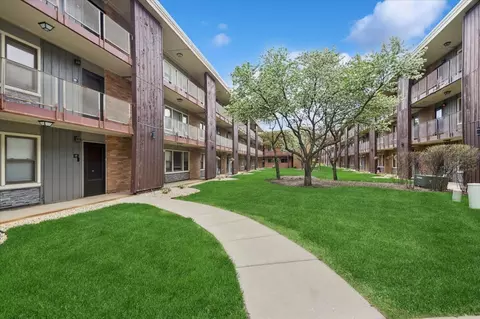 Exterior - 9620 W Higgins Rd #2D, Rosemont, IL 60018 photo 2 of 5