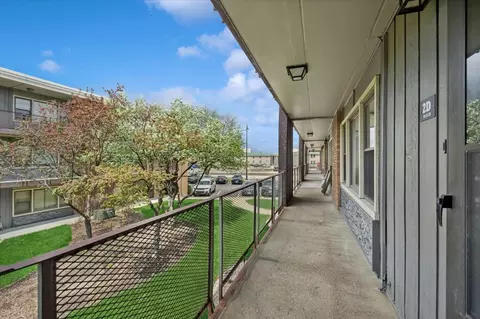 Exterior - 9620 W Higgins Rd #2D, Rosemont, IL 60018 photo 3 of 5