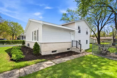 Exterior - 2207 Kirchoff Rd, Rolling Meadows, IL 60008 photo 1 of 4