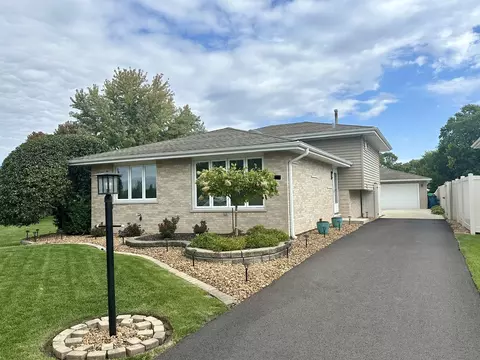 14221 Kilbourne Ave, Crestwood, IL 60418