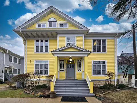 617 South Blvd #E, Oak Park, IL 60302