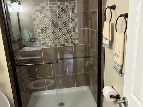 Bath - 520 E 146th St, Dolton, IL 60419 photo 4 of 4