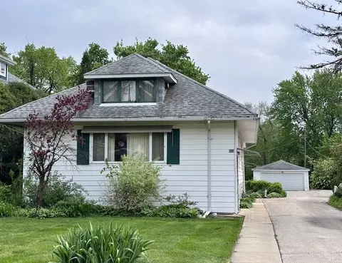 377 Blackhawk Rd, Riverside, IL 60546
