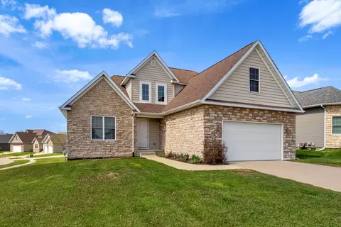 92 Cobblestone Ln, Le Claire, IA 52753