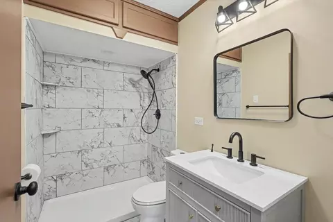 Bath - 2 Walton Pl, Normal, IL 61761 photo 2 of 3