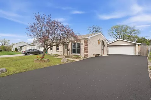 327 Fremont Ave, Romeoville, IL 60446