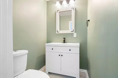 Bath - 447 Ashland Ave, Elgin, IL 60123 photo 1 of 2