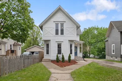 447 Ashland Ave, Elgin, IL 60123