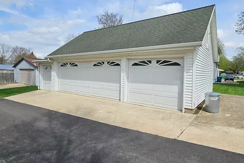 Exterior - 511 College Ave, Dixon, IL 61021 photo 5 of 5