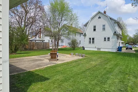 Exterior - 511 College Ave, Dixon, IL 61021 photo 2 of 5