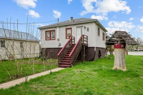 3213 S Shore Dr, Moline, IL 61265