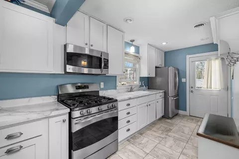 Kitchen - 3213 S Shore Dr, Moline, IL 61265 photo 2 of 3