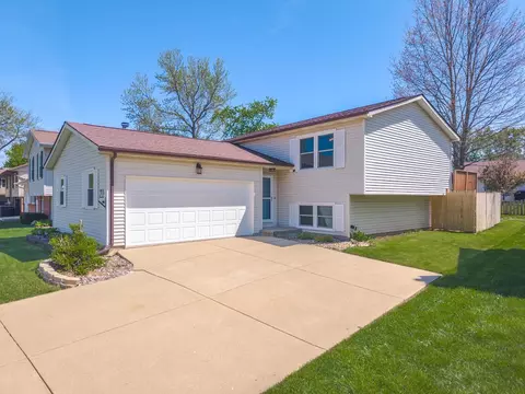 Exterior - 21 Cedar Ct, Bloomington, IL 61701 photo 2 of 9
