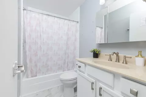 Bath - 21 Cedar Ct, Bloomington, IL 61701 photo 1 of 2