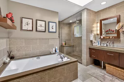 Bath - 923 Park Ave, River Forest, IL 60305 photo 2 of 6