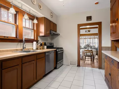 Kitchen - 25 N Worth Ave, Elgin, IL 60123 photo 2 of 2
