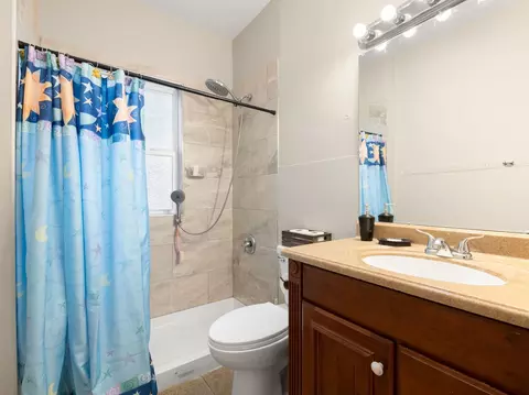Bath - 25 N Worth Ave, Elgin, IL 60123 photo 1 of 1