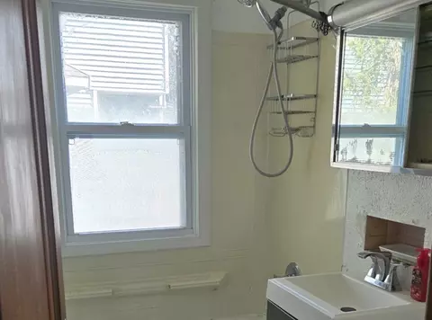 Bath - 720 Raub St, Joliet, IL 60435 photo 1 of 1